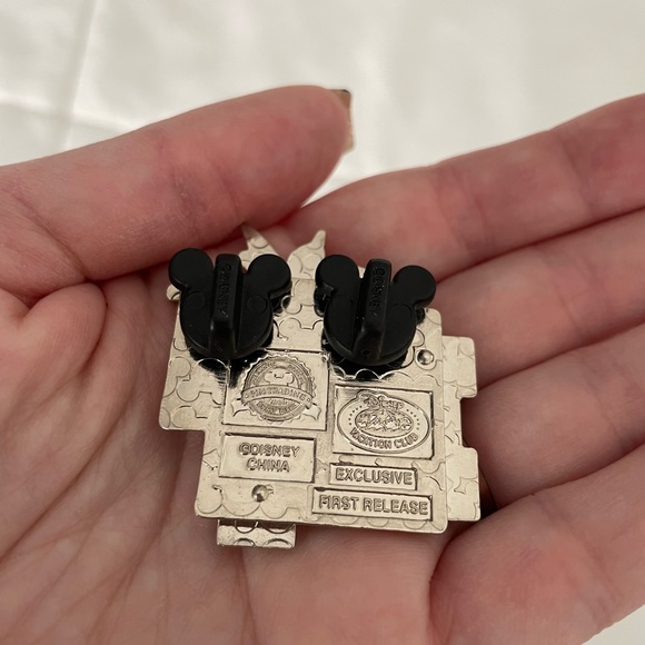 Disney Vacation Club Exclusive 2010 Pin - Picture 3 of 3